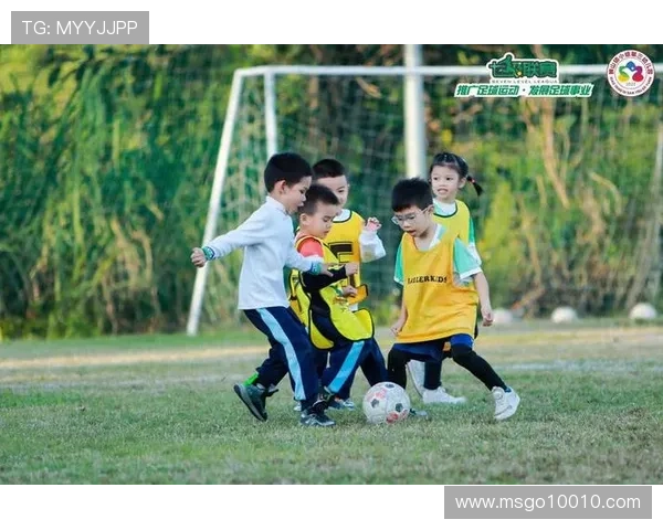 足球巨星携子共度亲子时光展现温馨家庭生活瞬间